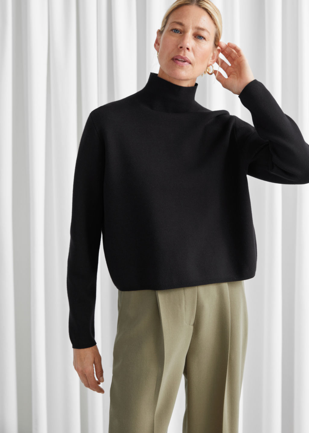 Cropped Relaxed Fit Turtleneck - Black - Turtlenecks - & Other Stories